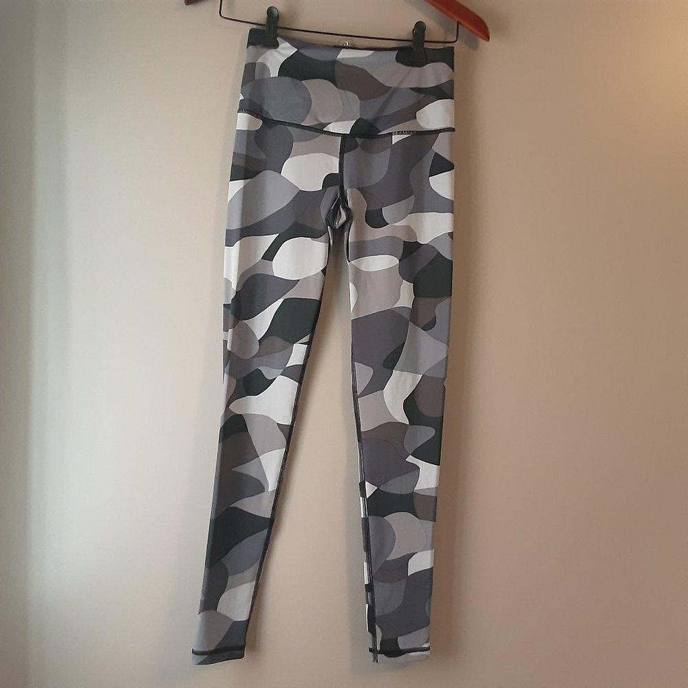 🌞 Victoria's Secret Knockout Grey Camo Tights | XS